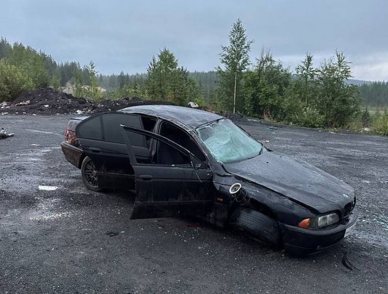 Погиб водитель: во время сильного дождя перевернулась "БМВ" на трассе в Полярнозоринском районе