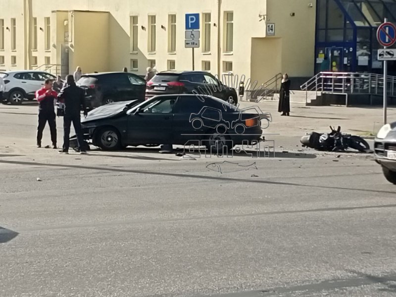 Иномарка «подрезала» байк: мотоциклиста увезла «скорая» в Мурманске