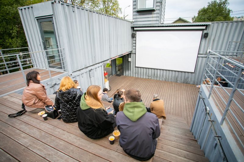 Уличным кинотеатром и VR-шлемом обзавелся мурманский контейнер-холл