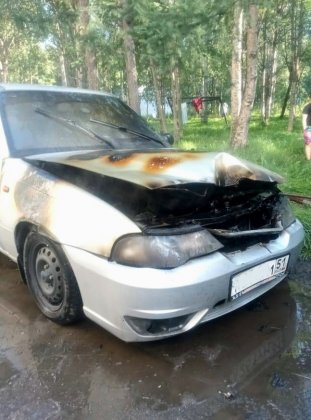 Обгорел капот «Нексии» в Оленегорске