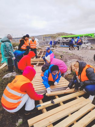 Деревянный настил начали укладывать в природном парке «Териберка»