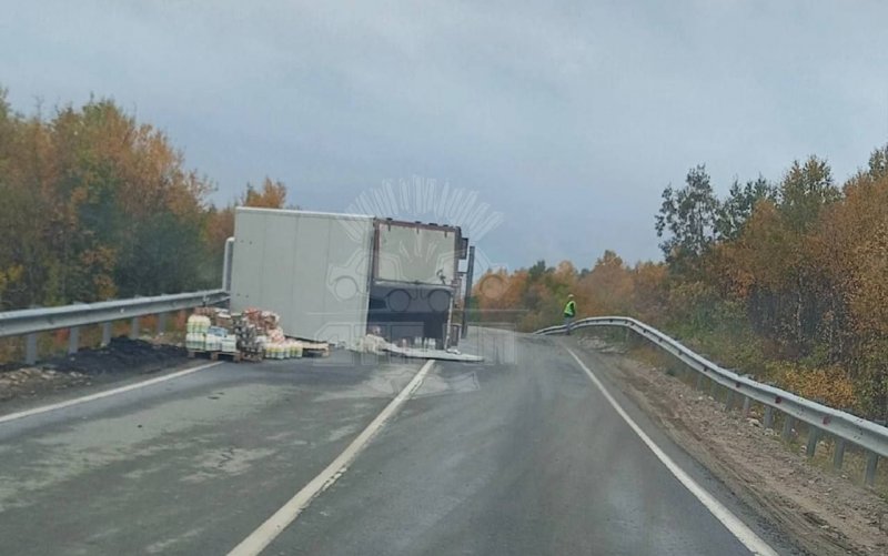 Грузовик с продуктами перевернулся недалеко от Ура-Губы