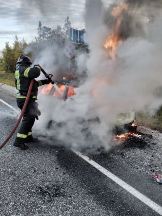 Сгорела дотла иномарка в Кольском районе