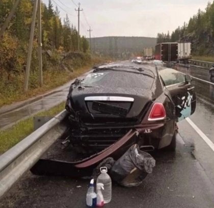 "Роллс Ройс" врезался в большегруз в Полярнозоринском районе