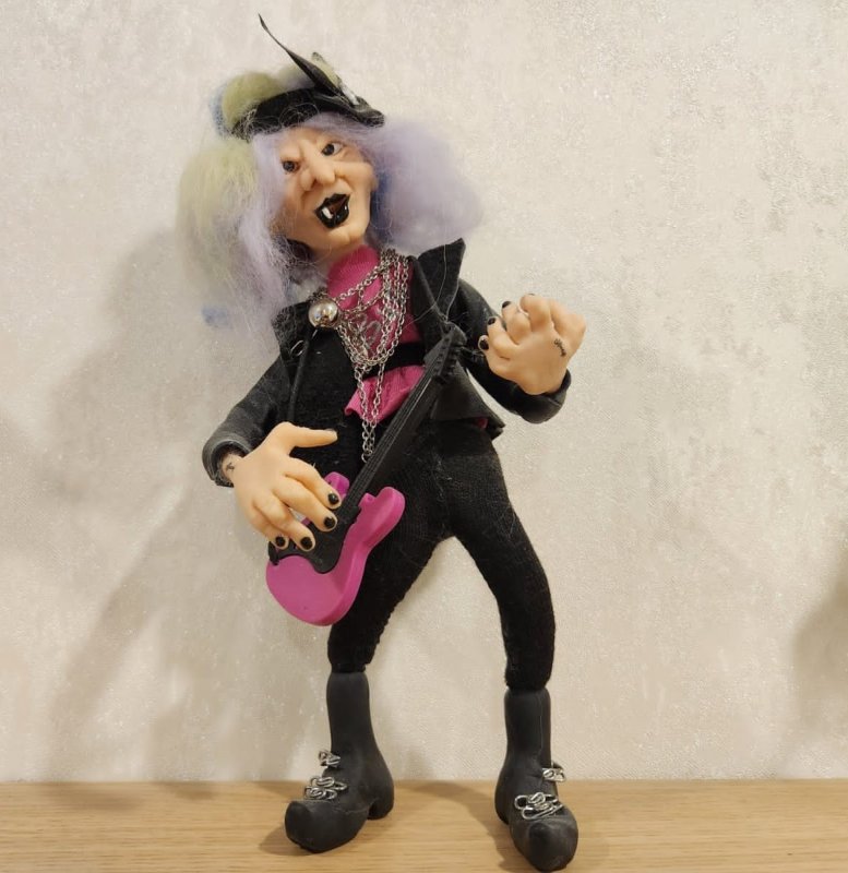 Баба Яга стала рокером: выставка авторских кукол открылась в Мончегорске