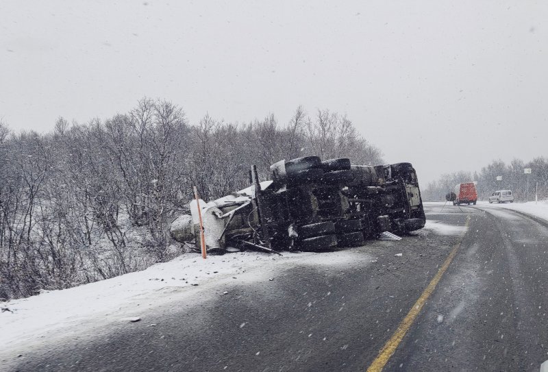 Перевернулась автобетономешалка на печенгской трассе