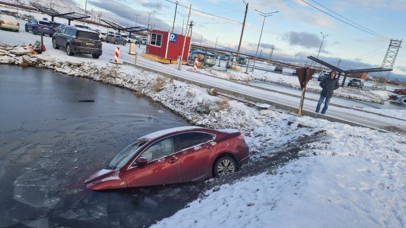 Машина съехала в озеро в Мончегорске