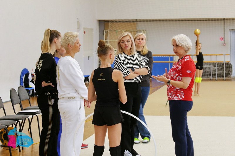 Заслуженный тренер Вера Шаталина поделилась секретами мастерства с гимнастками Мурманска