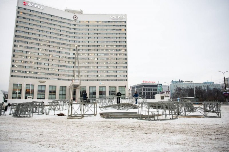 Весят 43 тонны новогодние ель и шатер: начался монтаж в центре Мурманска