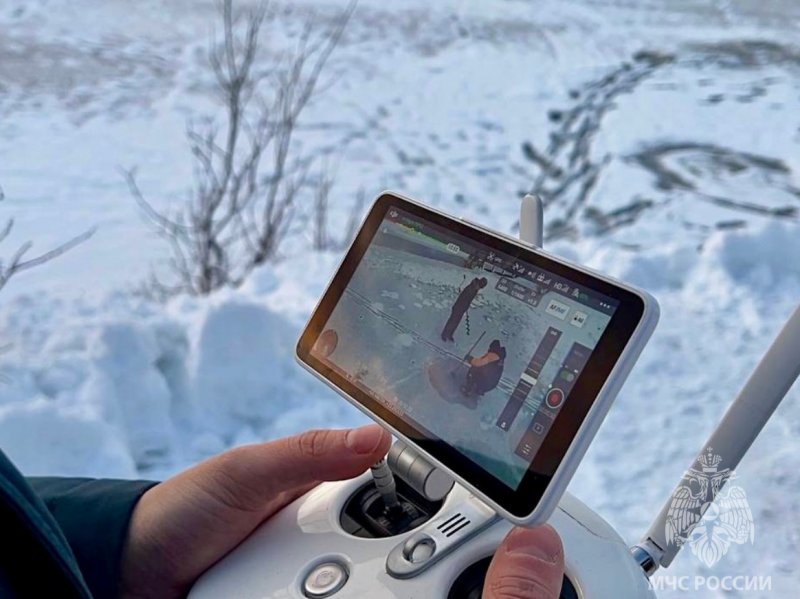 Лед Семеновского озера измерили спасатели МЧС