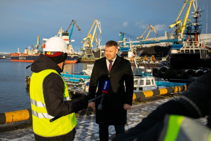 100 гигантских балкеров обработали в мурманском порту