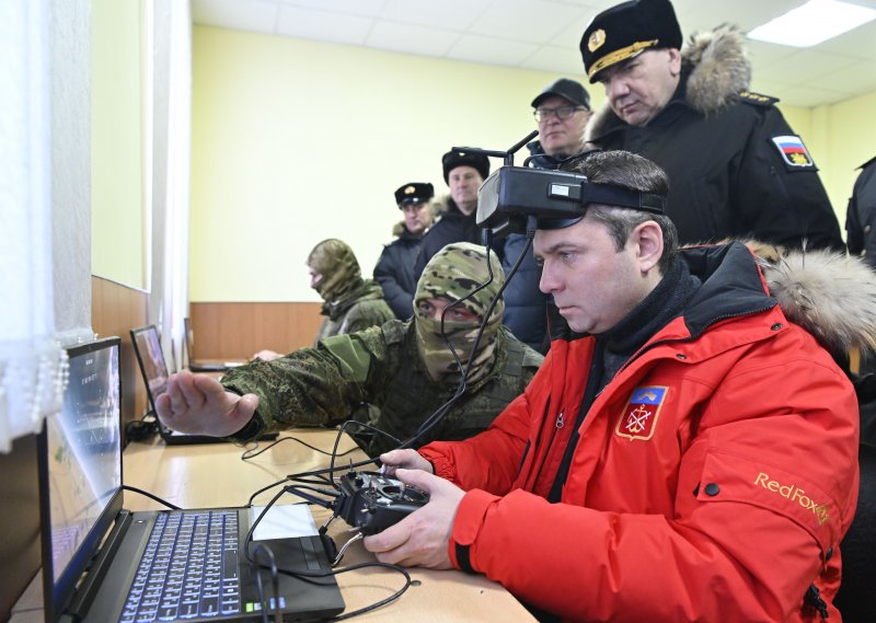 Андрей Чибис посетил Центр подготовки операторов беспилотников на Северном флоте