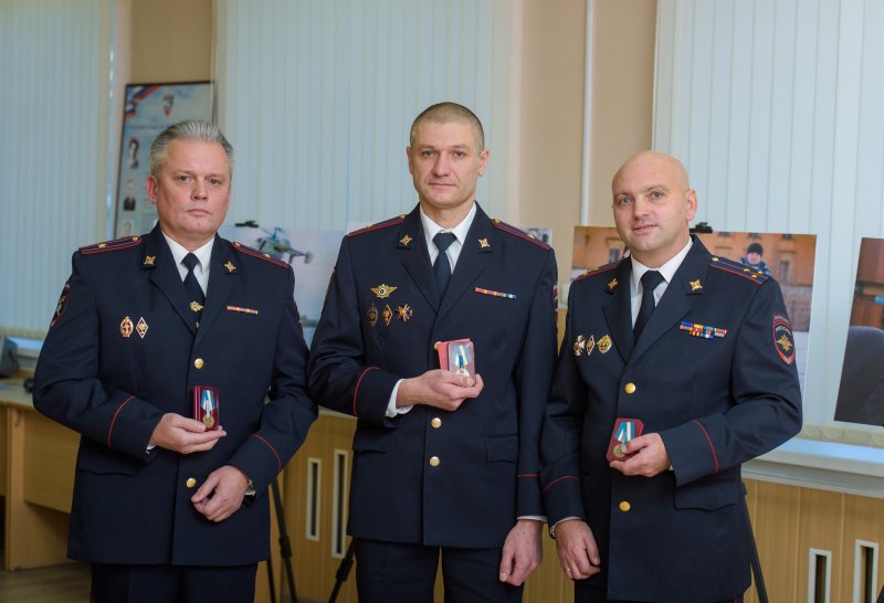 Машина провалилась под лед: за спасение водителя медалями МЧС наградили троих полицейских в Мурманске