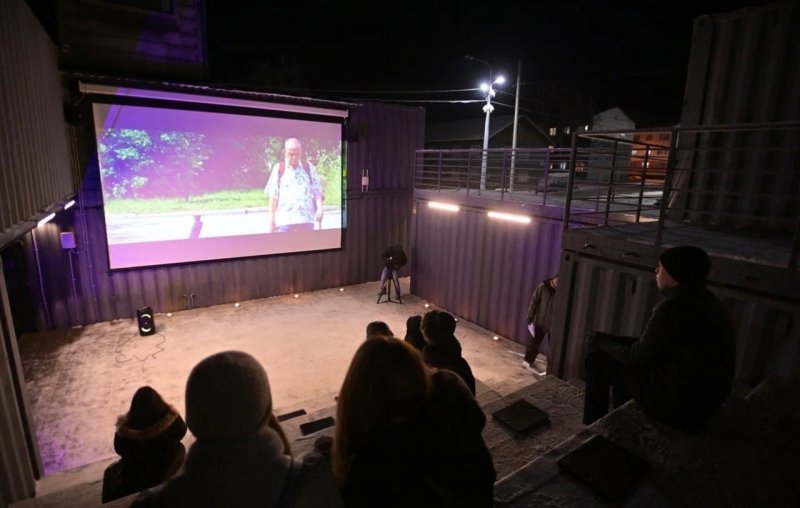 Смотреть на улице кино зовут мурманчан