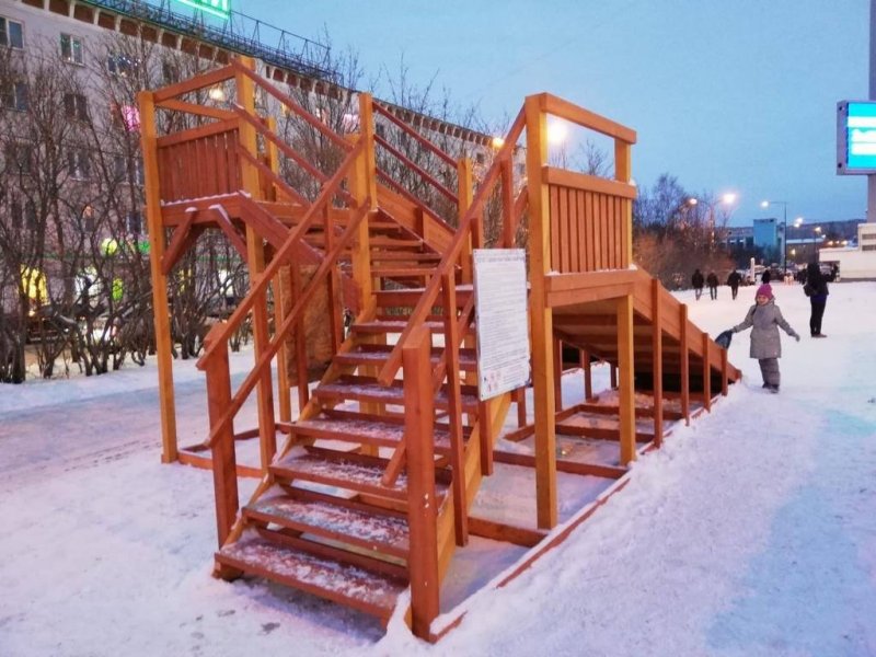 В Мурманске начинают ставить зимние горки