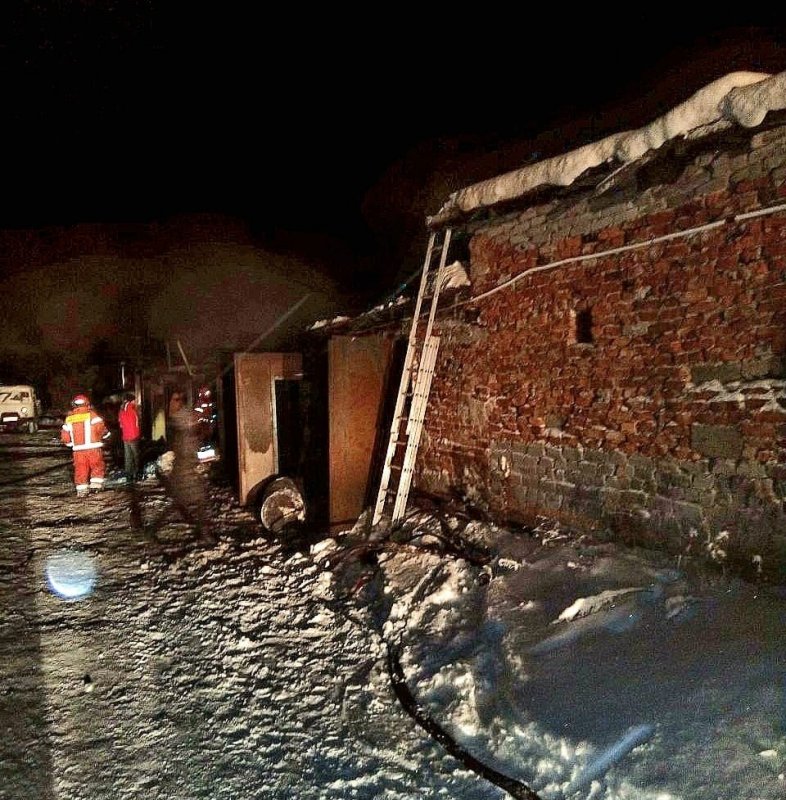 Обгорели пять гаражей в Нивском