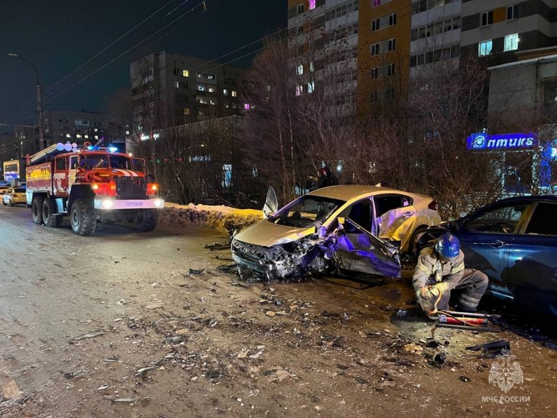 Пострадали двое в лобовом массовом ДТП на Кольском проспекте в Мурманске