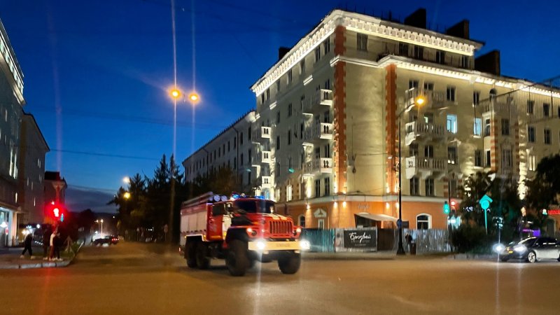 Час горела сталинка в центре Мурманска
