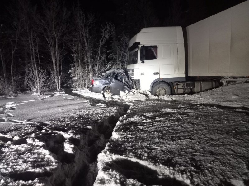 Погибли двое: иномарка «ушла» под фуру в Кольском районе