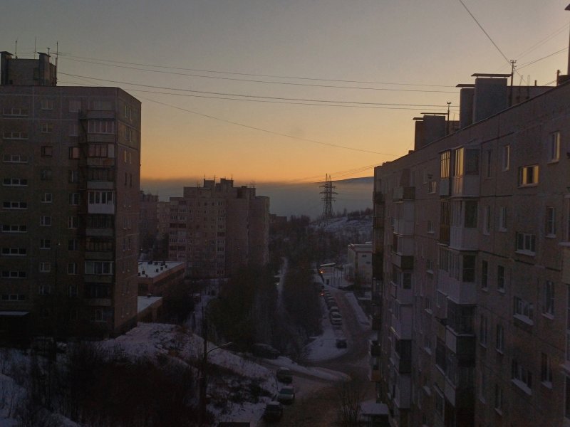 Лобовое стекло автомобиля разбила пьяная леди у бара в Мурманске