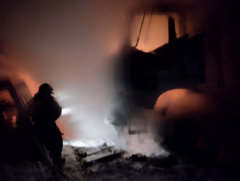 Обгорели 4 самосвала и легковушка: поджигателя ищут в Кольском районе