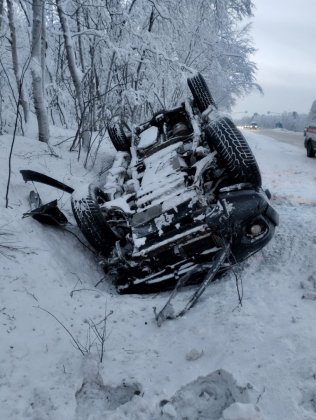 Внедорожник опрокинулся на крышу на обочине в Кольском районе