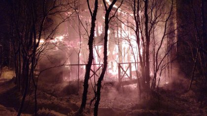 Горящую баню тушили всю ночь в Молочном