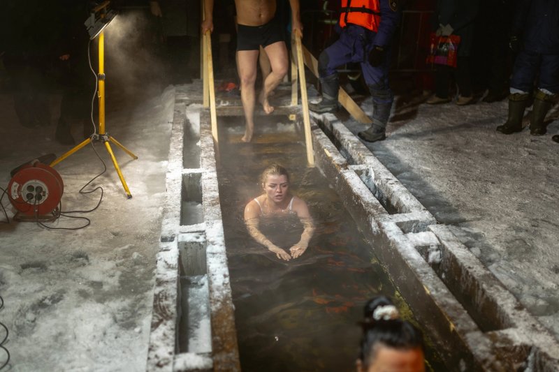 Более тысячи человек приняли участие в крещенских купаниях в Мурманске