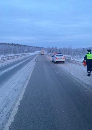 У фуры отвалилось колесо и врезалось в дорожных рабочих на "ленинградке"