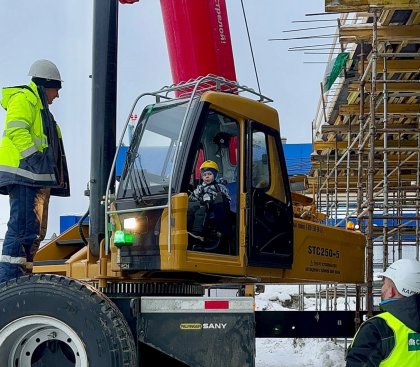 Мурманский малыш побывал на стройке нового аэровокзального комплекса
