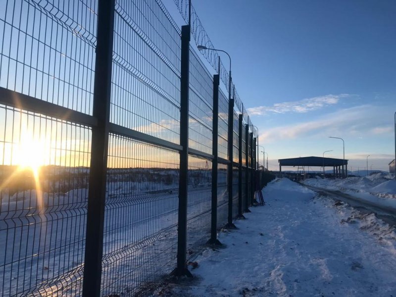 Мусор на полигоне в Междуречье «сдержит» сетчатая стена