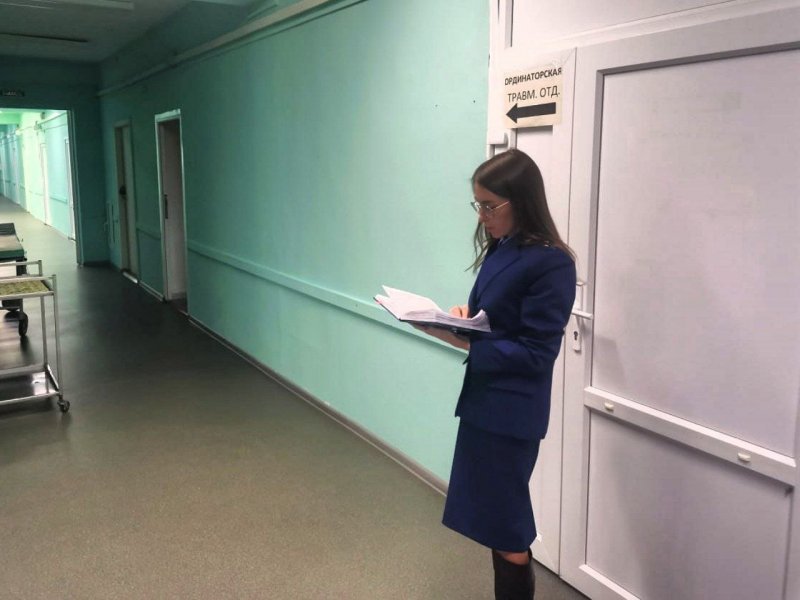 93-летнюю пациентку привязали к кровати в больнице Мончегорска: идет проверка