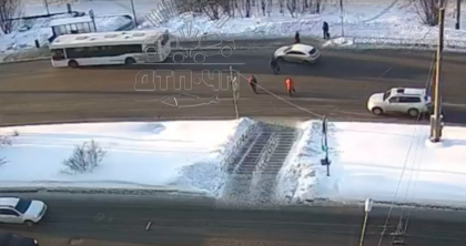 «Опель» врезался сначала в автобус, а потом в остановку «Озеро Ледовое»