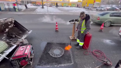 В -18° заливали асфальт в центре Мурманска