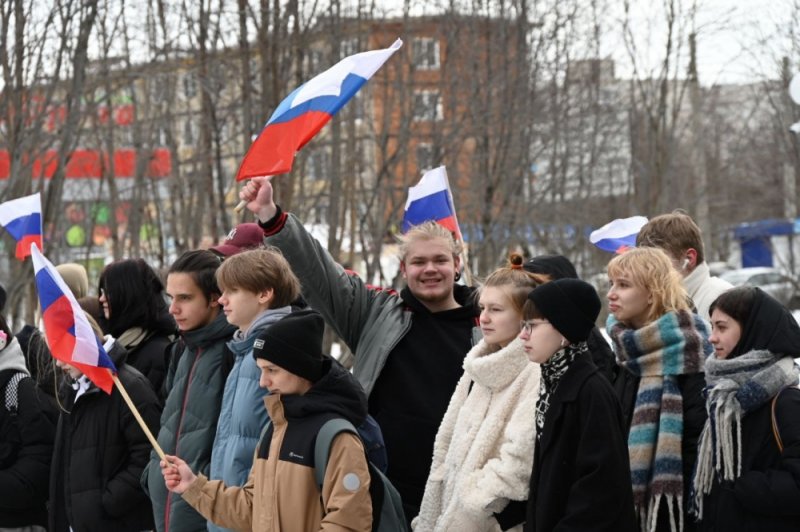 Поэтесса прочла свои стихи молодежи у памятника воинам Полярной дивизии