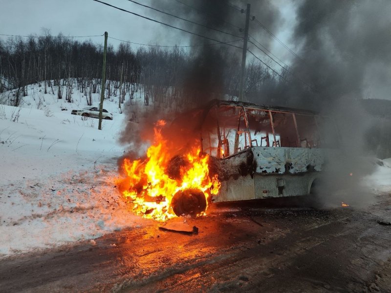 Сгорел пассажирский микроавтобус на обочине дороги в Молочном