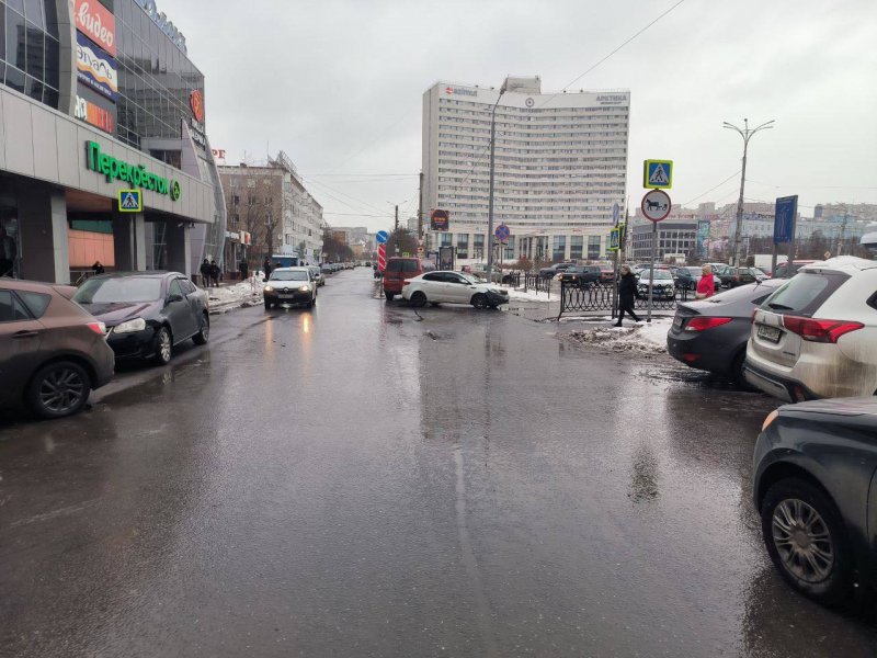 Шла не по «зебре» и попала под машину пенсионерка в центре Мурманска