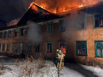 Деревяшка сгорела ночью в центре Мурманска