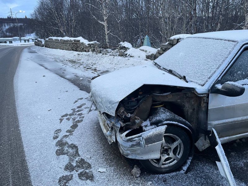 В кладбищенский забор врезалась легковушка в Мурманске