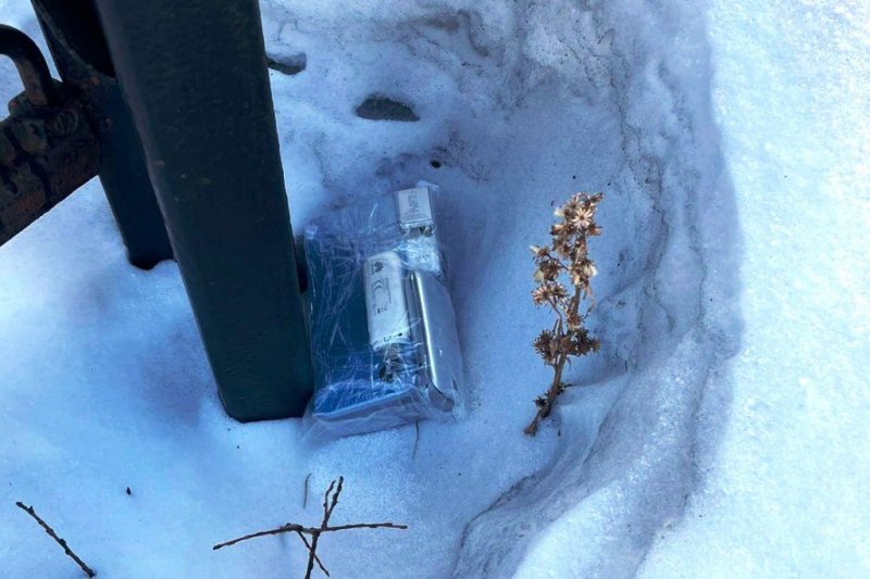 Восемь «мобильников» нашли рядом с колонией в Ревде