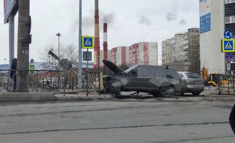 Снес дорожный знак Range Rover возле ТРЦ в центре Мурманска