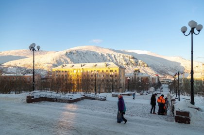 Пенсионер открыл дверь незнакомцу и был избит и ограблен в Кировске