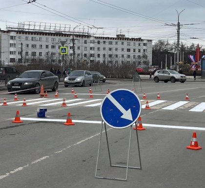 Обновляют разметку на дорогах Мурманска