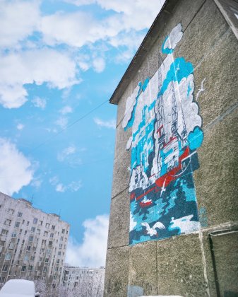 10 муралов и 2 мозаики украсят самый длинный дом в Мурманске