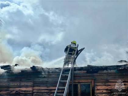 Очередная «деревяшка» полыхает в Мурманске на Калинина