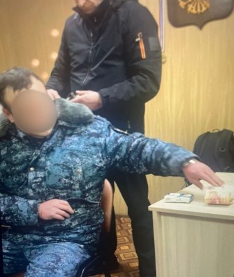 Отпускал на волю за деньги осужденного сотрудник колонии в Мурманске