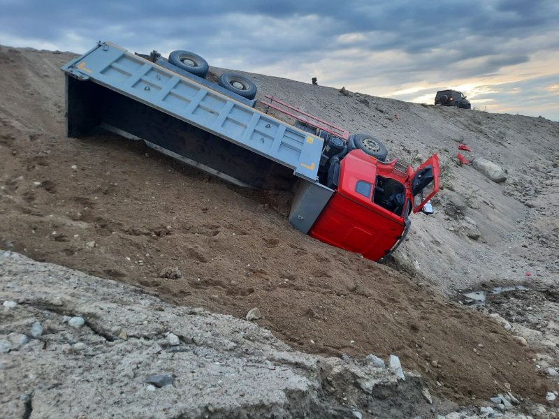 Перевернулся самосвал на автоподъезде к Териберке