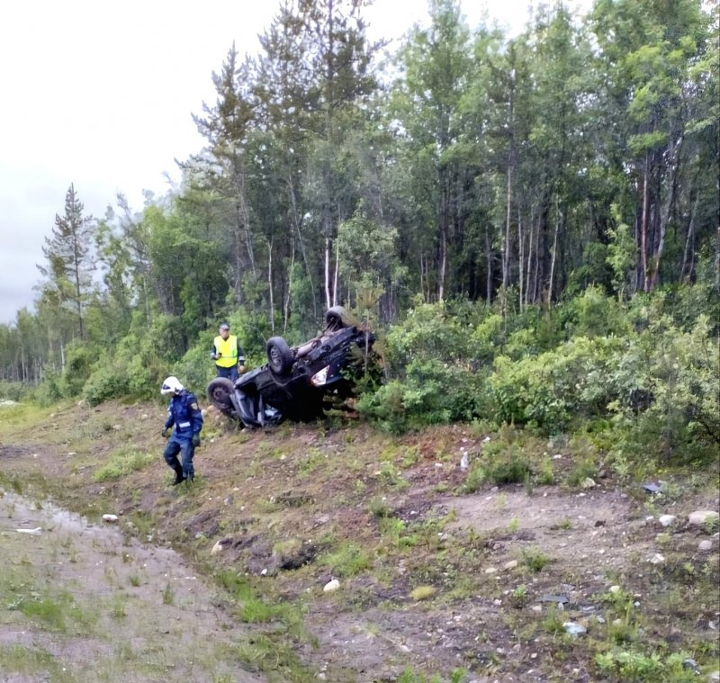 Двое ранены: иномарка выскочила в кювет в Кольском районе