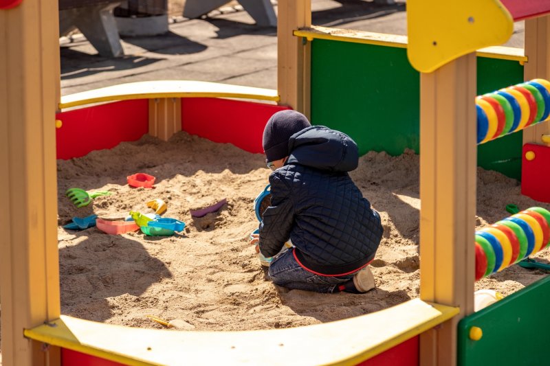 Опасную детскую площадку починили в Мурманске