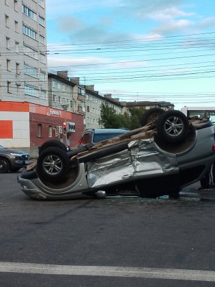 От удара авто перевернулась иномарка на оживленном перекрестке Мурманска
